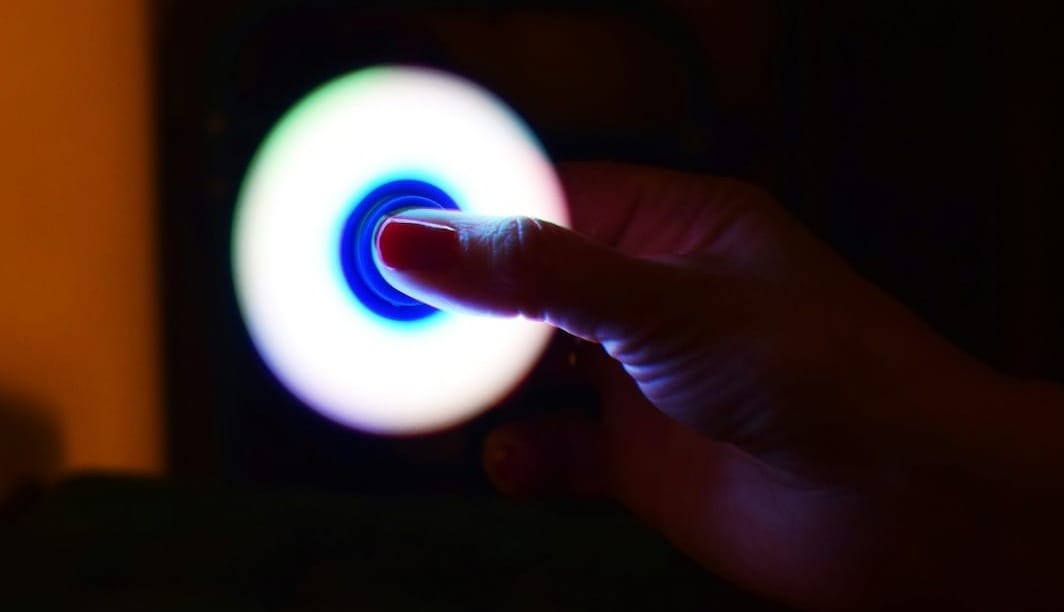 Luce LED morbida accesa in una stanza buia, simbolo di intimità e sicurezza