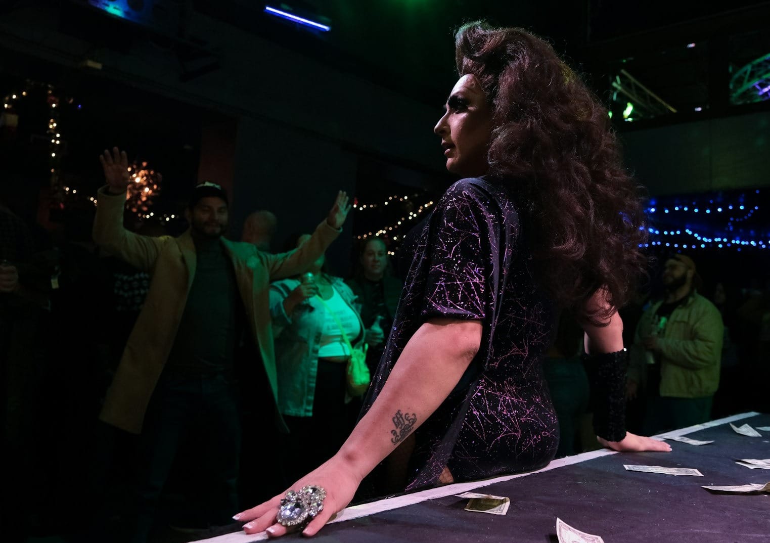 Dal trucco al tabù: la cultura queer e trans che ha cambiato l’Italia