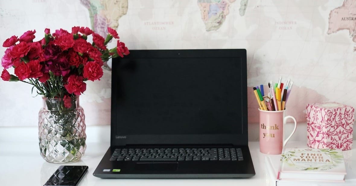 Scrivania ordinata con laptop e taccuino, concetto di lavoro sicuro e presenza digitale